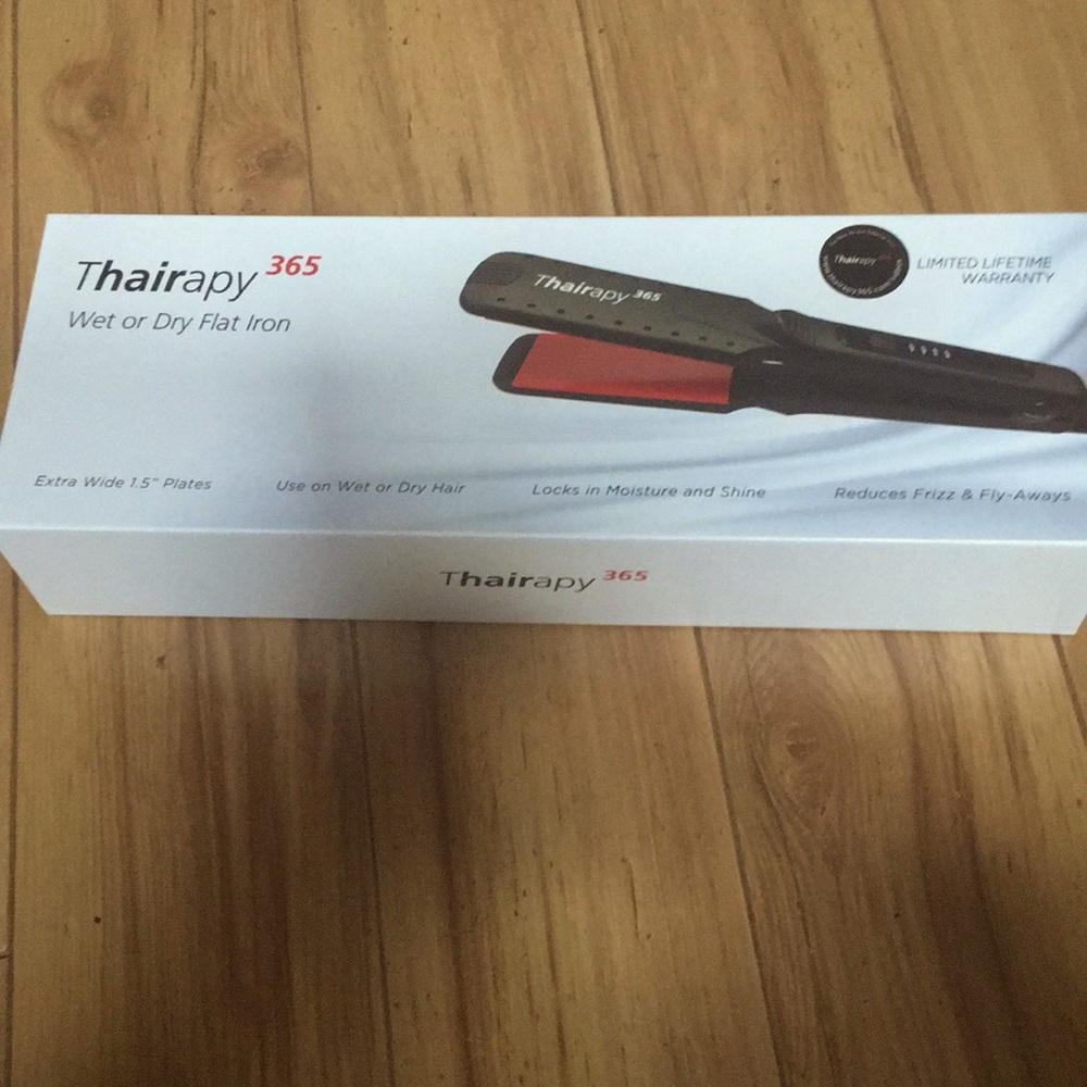 Brand new Thairapy 365 wet or dry flat iron